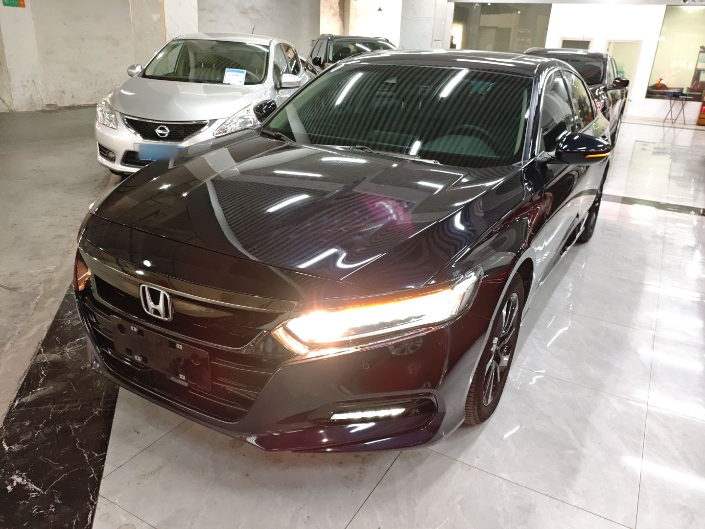 تحت مقدمة السيارة