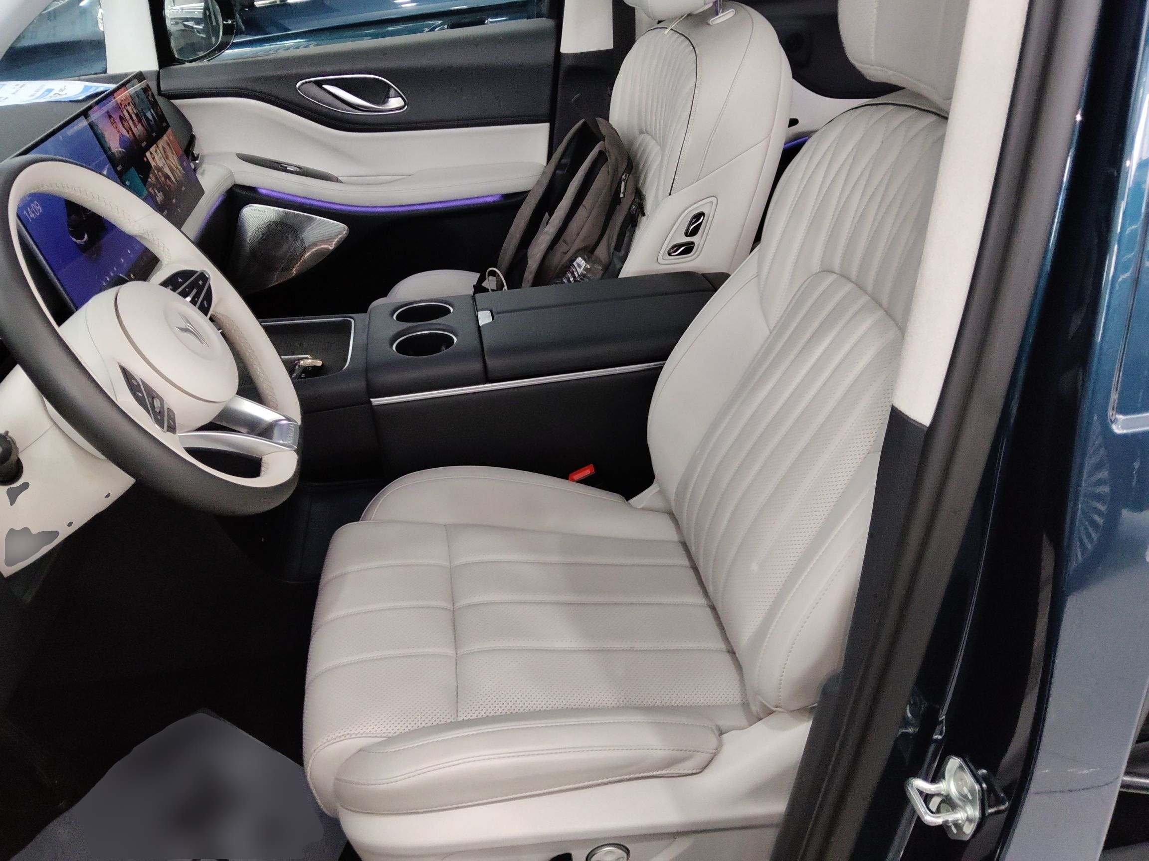 المقاعد الأمامية داخل السيارة