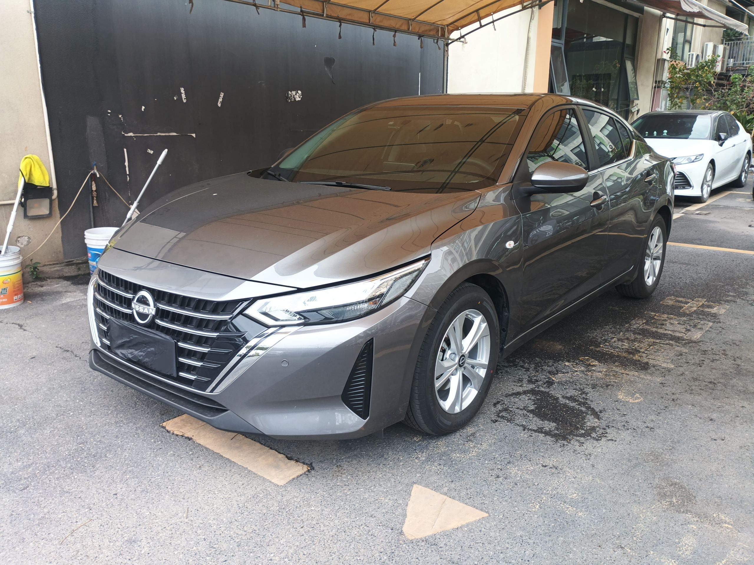 Под передней частью автомобиля