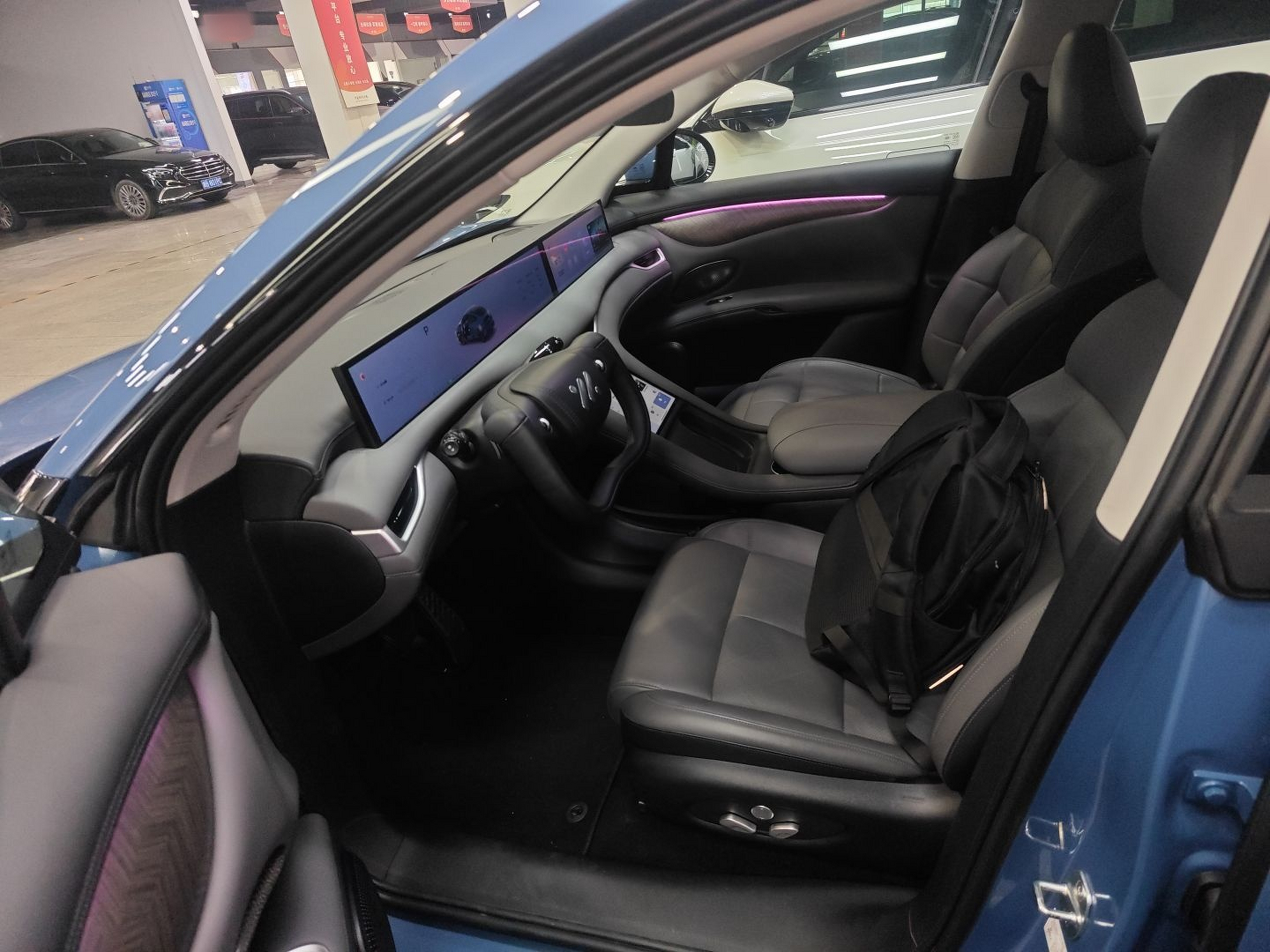 المقاعد الأمامية داخل السيارة