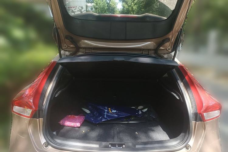 Used Volvo V40 2013 2.0T Zhiya Edition
