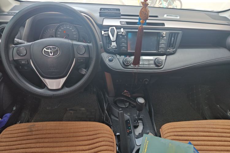 Used Toyota RAV4 2019 2.0L CVT Two-Wheel Drive Fashion X Limited Edition China V Standard Center Console