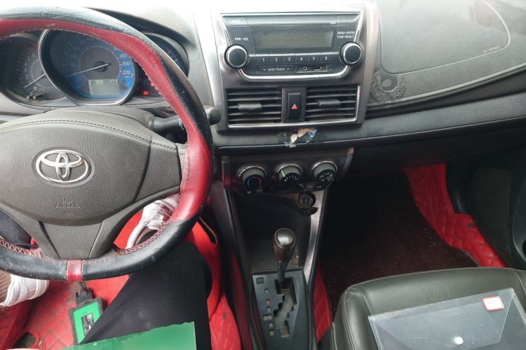 Used Toyota YARiS L Zhi Xuan 2014 1.3E Automatic Charm Edition Center Console