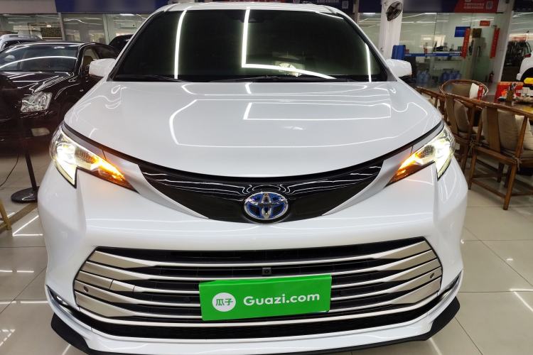 Used Toyota SIENNA 2023 2.5L Hybrid Deluxe Edition Front