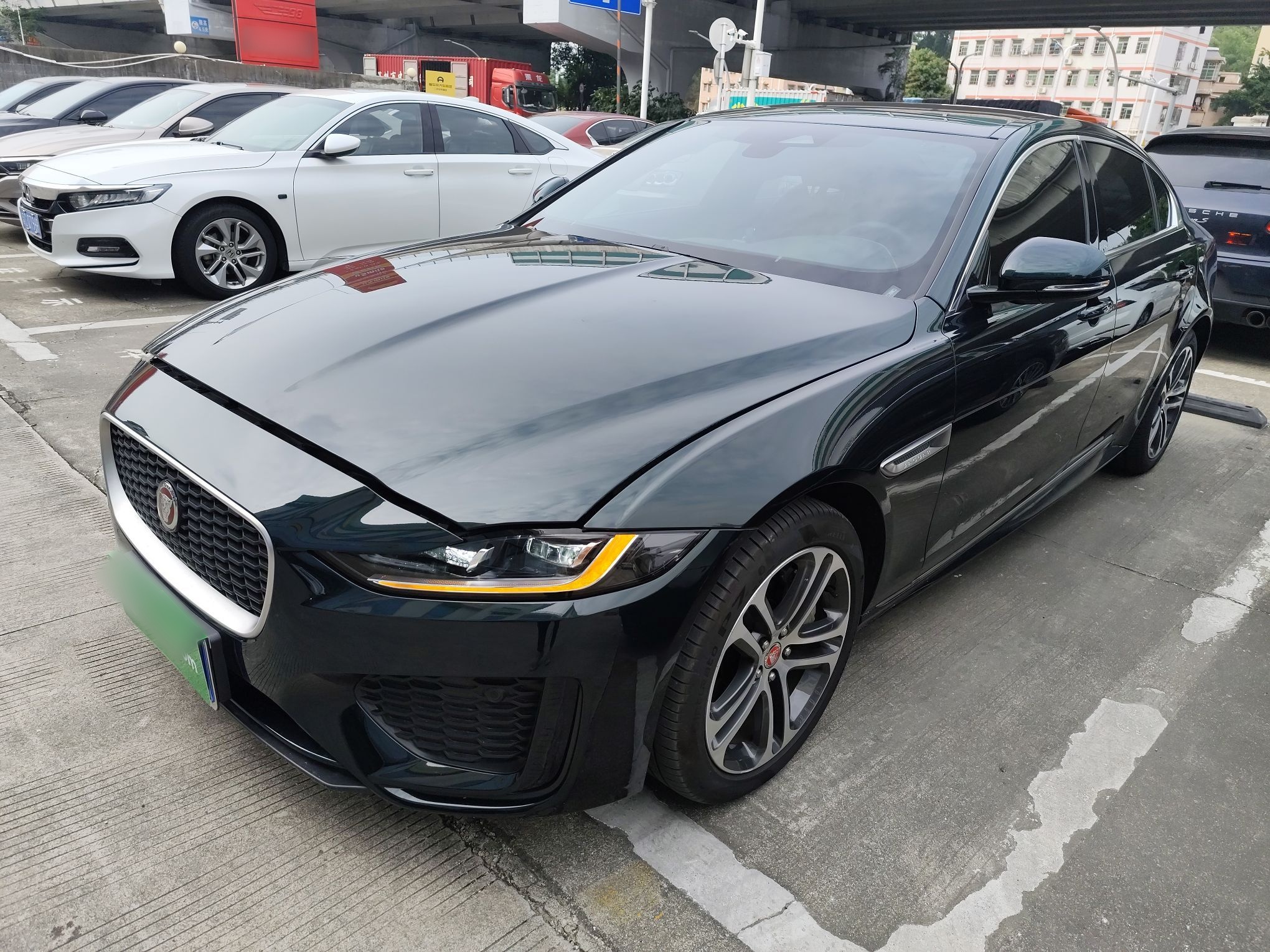 Под передней частью автомобиля