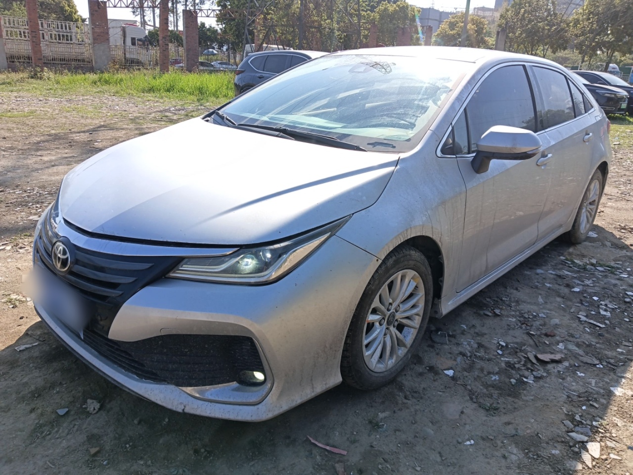 Под передней частью автомобиля