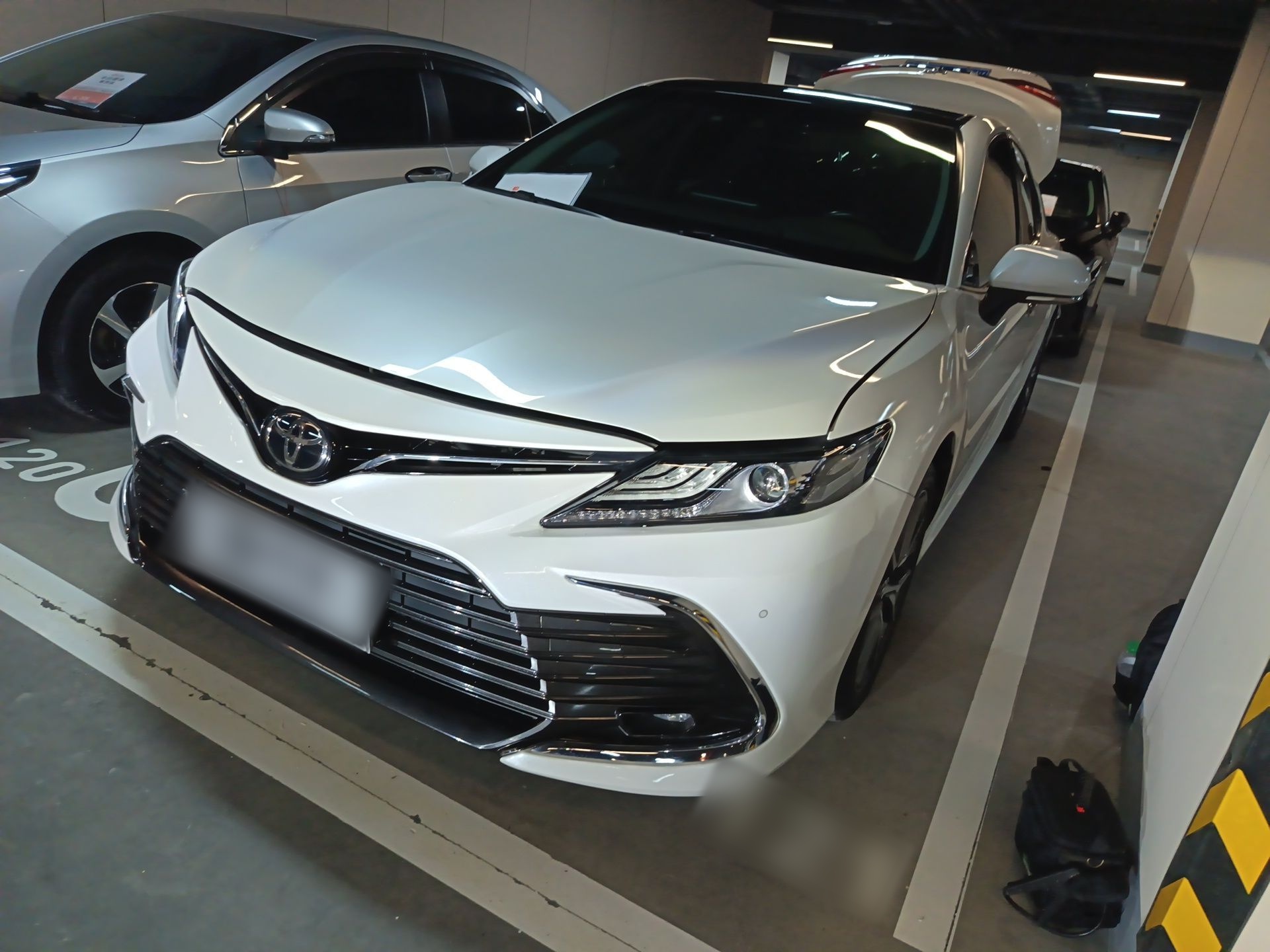 Под передней частью автомобиля