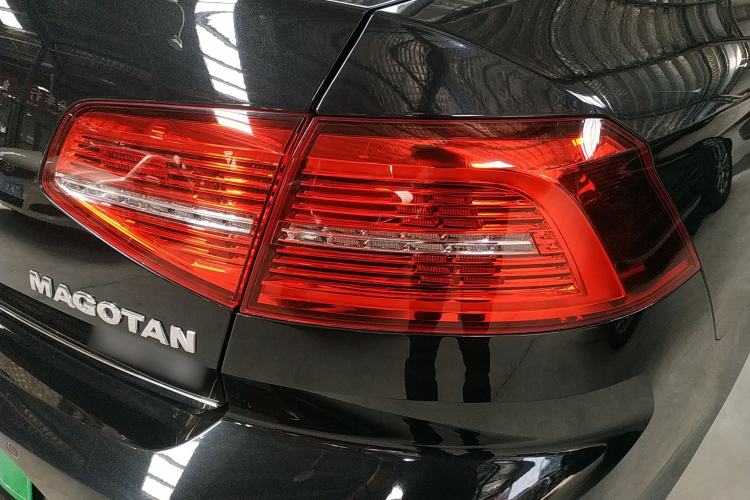 Used Volkswagen Magotan 2019 330TSI DSG Leading Edition China V Standard Right Rear Taillight