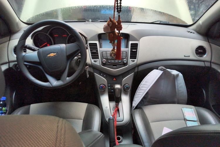 Used Chevrolet Cruze 2013 1.8L SE AT Center Console