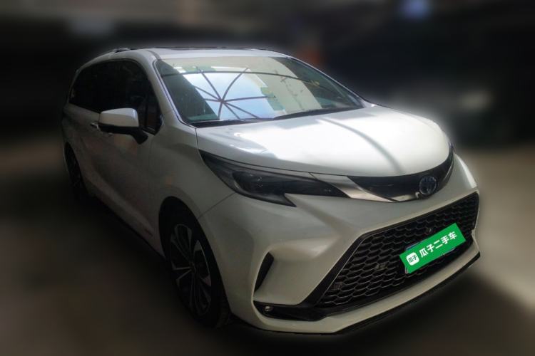 Used Toyota Granvia 2022 2.5L Hybrid Premium Edition Front Right 45 Deg