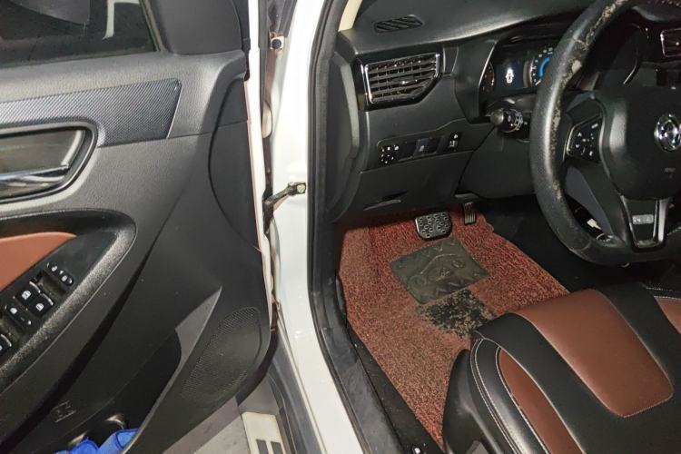 Used Dongfeng Fengon 580 2017 Revised Version 1.5T CVT Luxury Edition Driver Seat