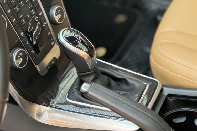 Used Volvo V40 2018 T3 Zhiyi Edition