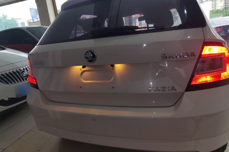 Used Skoda Fabia 2016 1.4L Automatic Car Enjoy Edition