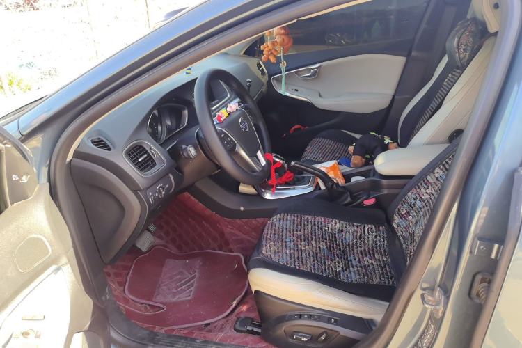 Used Volvo V40 2013 2.0T Zhiya Edition
