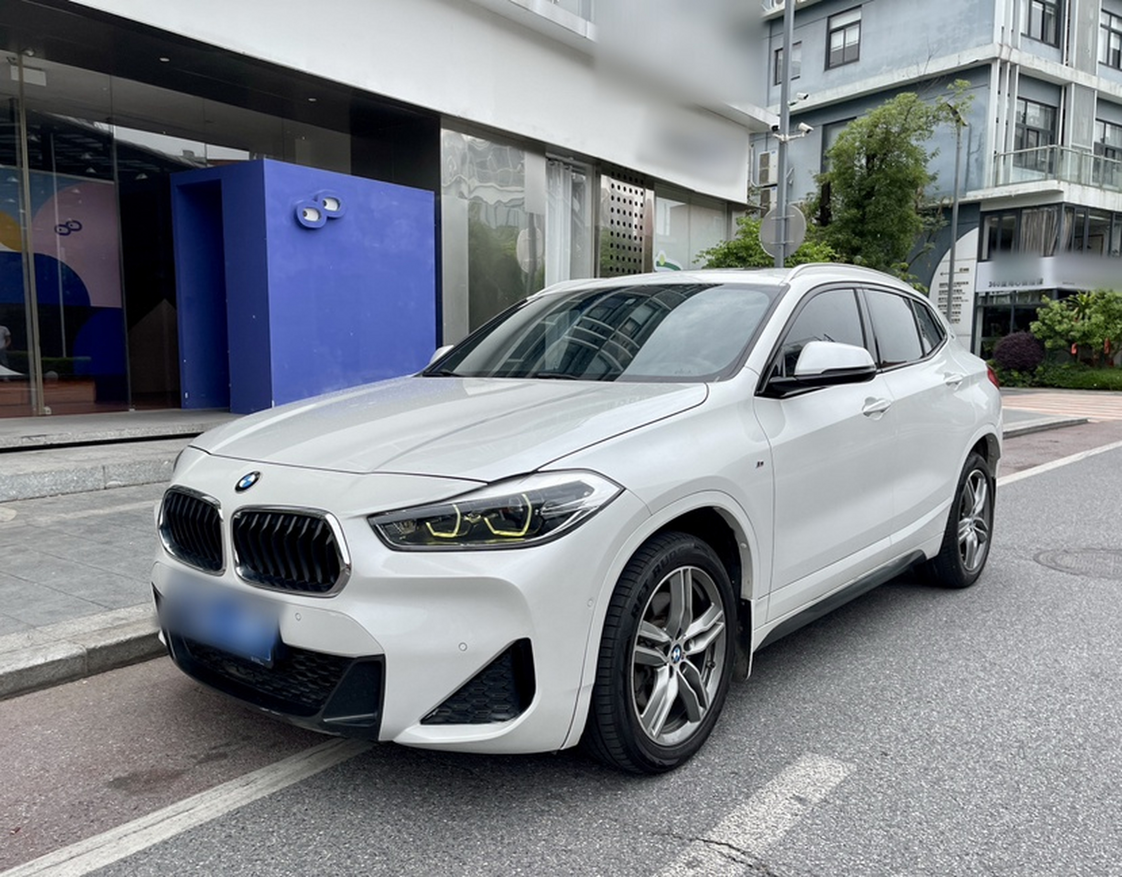 Под передней частью автомобиля