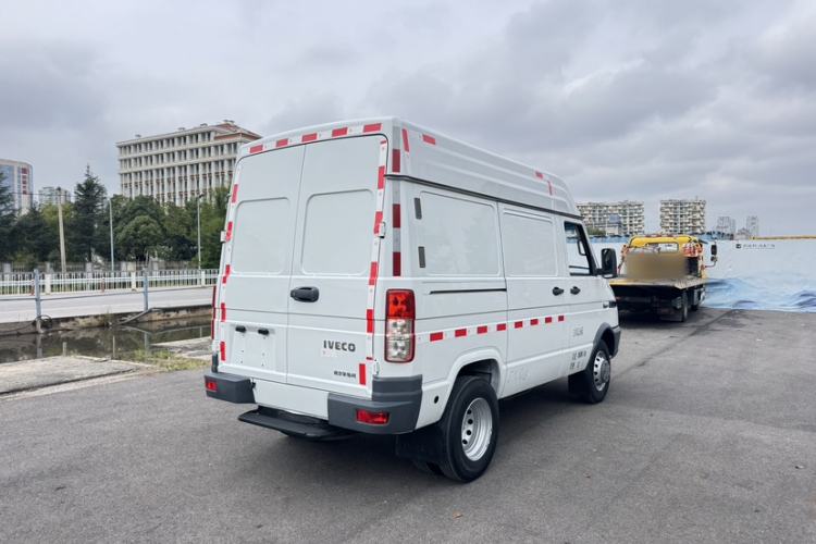 Used Iveco Daily 2017 2.8T V35 Box Truck 3 Seats 43S5