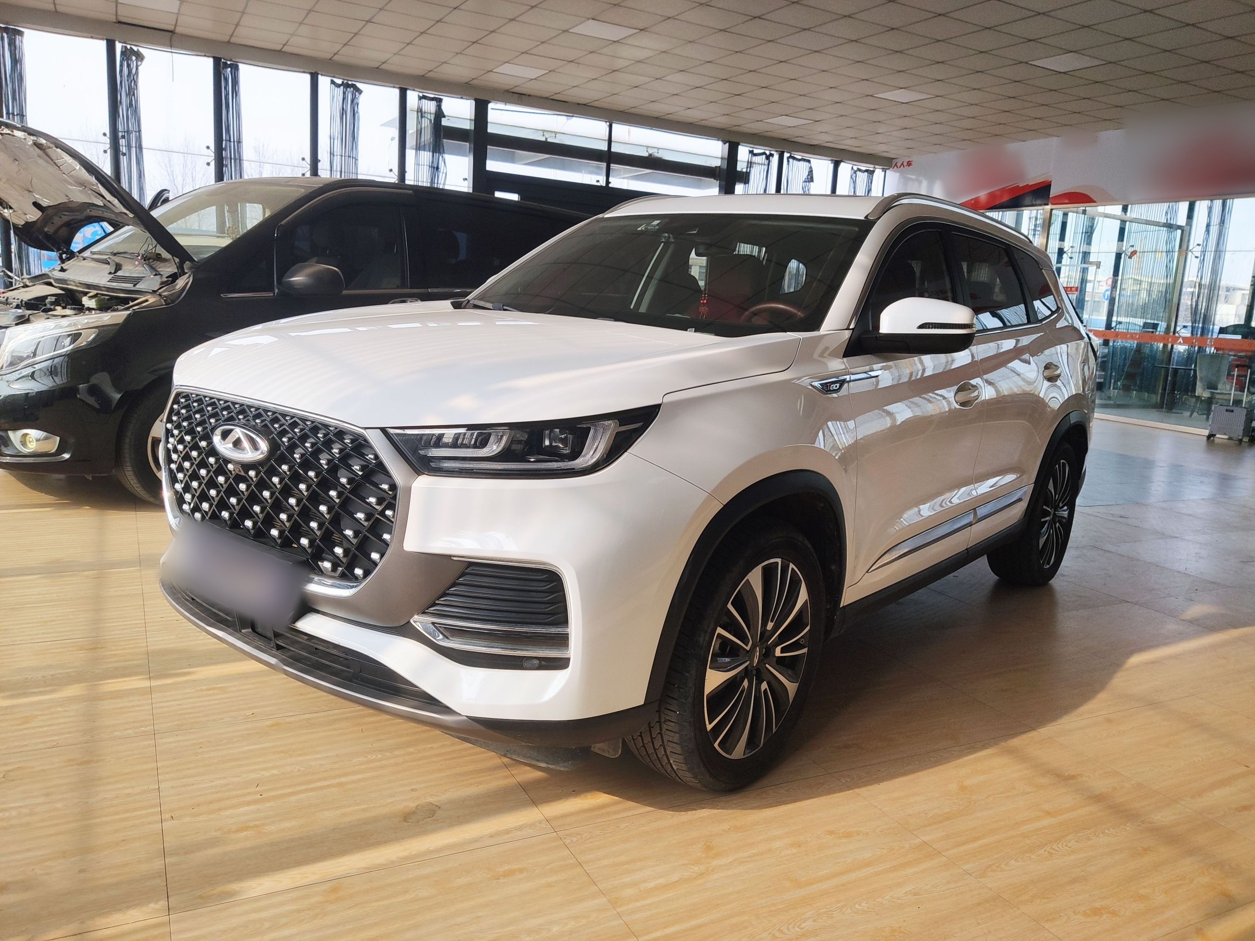 تحت مقدمة السيارة