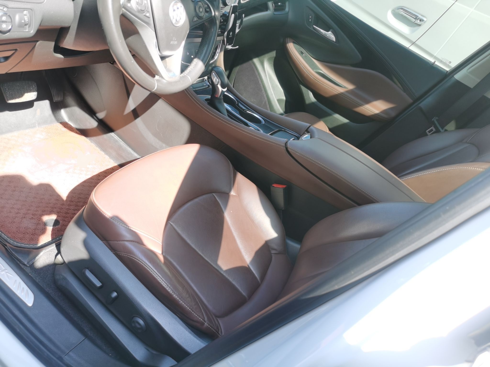 Переднее сиденье в автомобиле