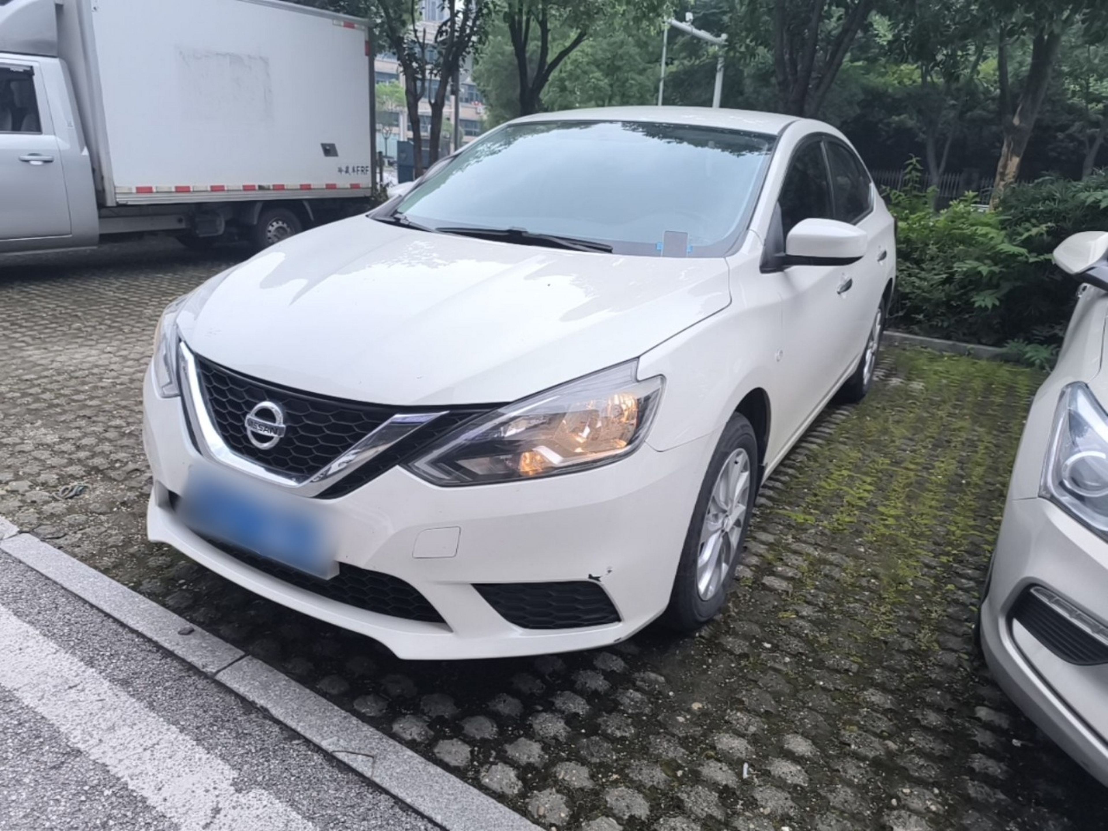 Под передней частью автомобиля