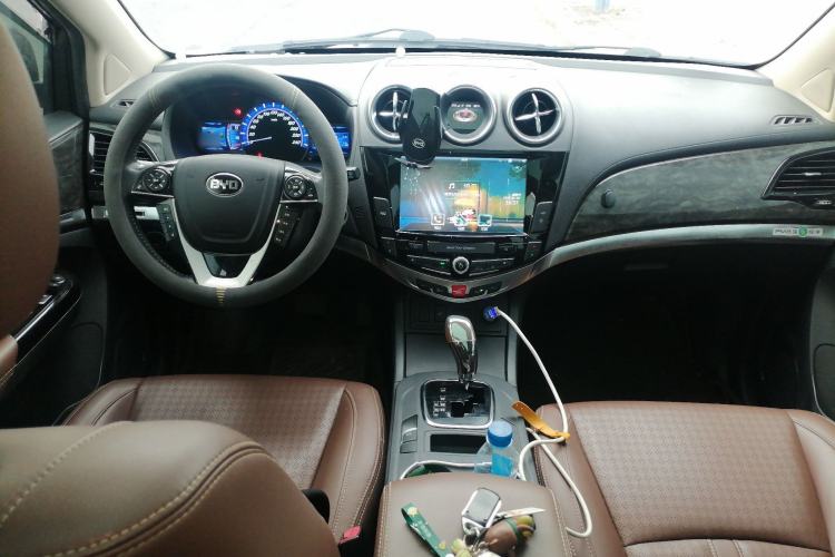 Used BYD S7 2016 2.0T Automatic Prestige Plus Center Console