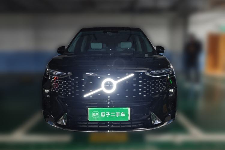 Used Volvo EM90 2025 Ultra Six-Seater Front