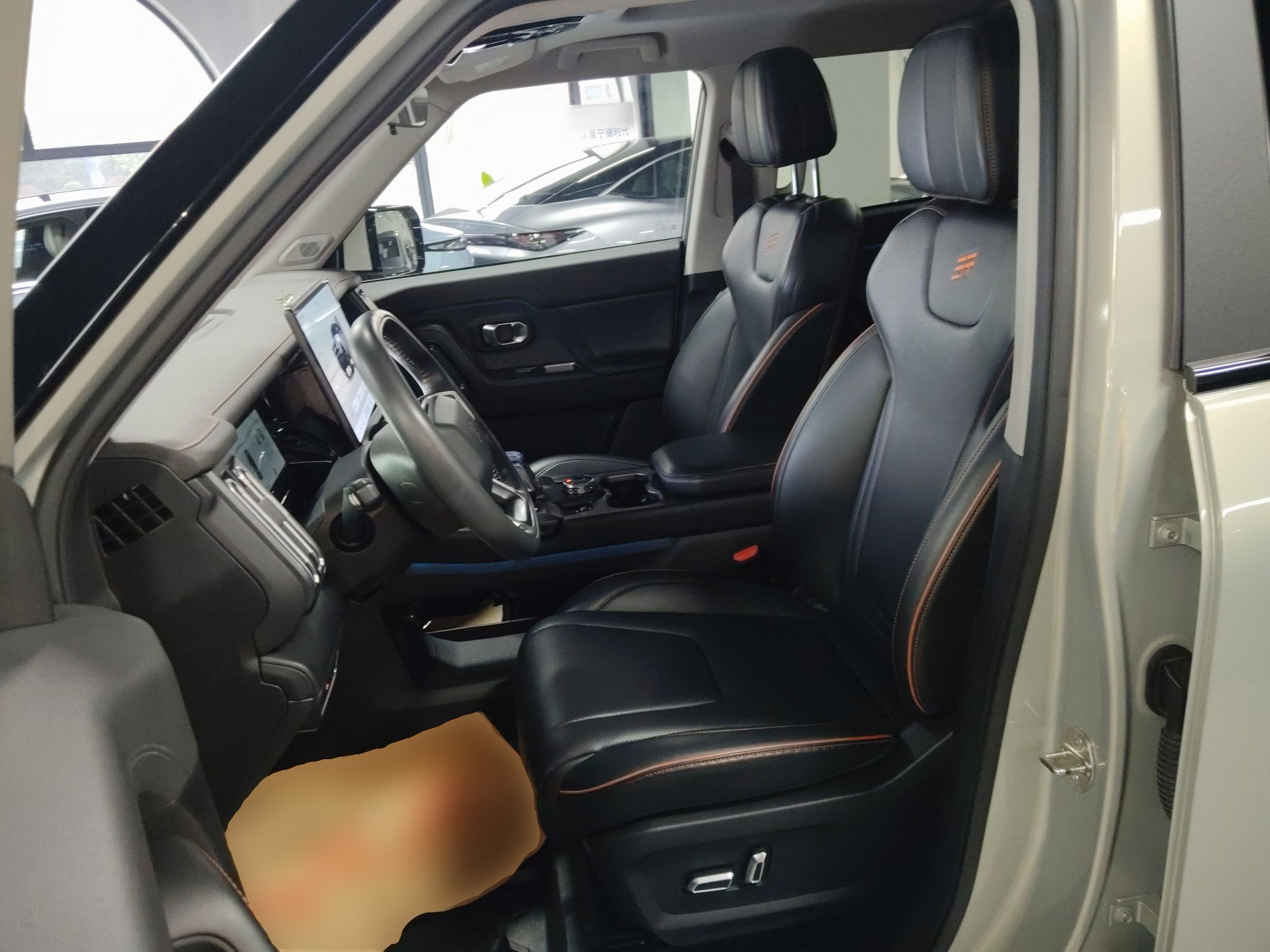 المقاعد الأمامية داخل السيارة