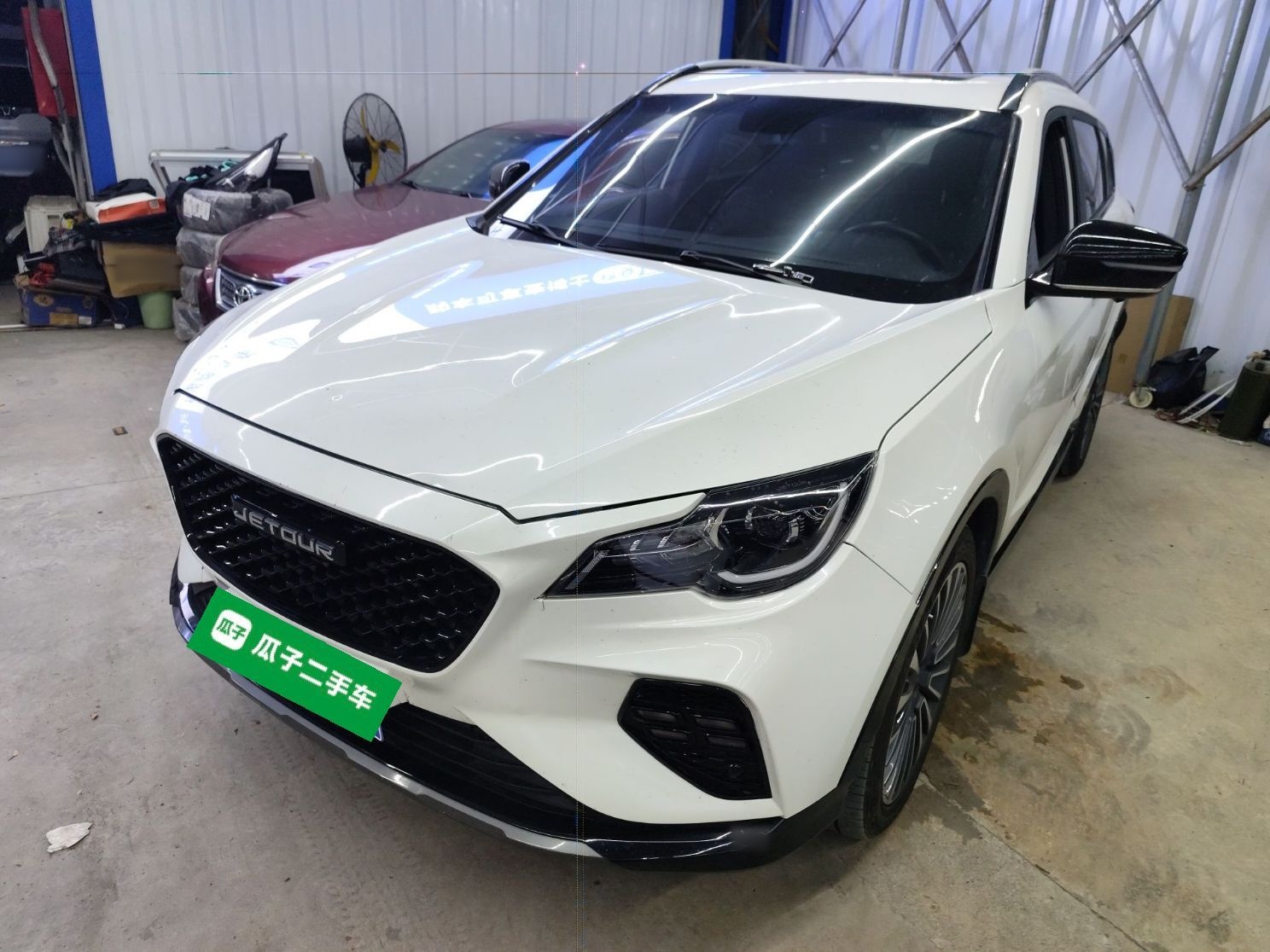 تحت مقدمة السيارة