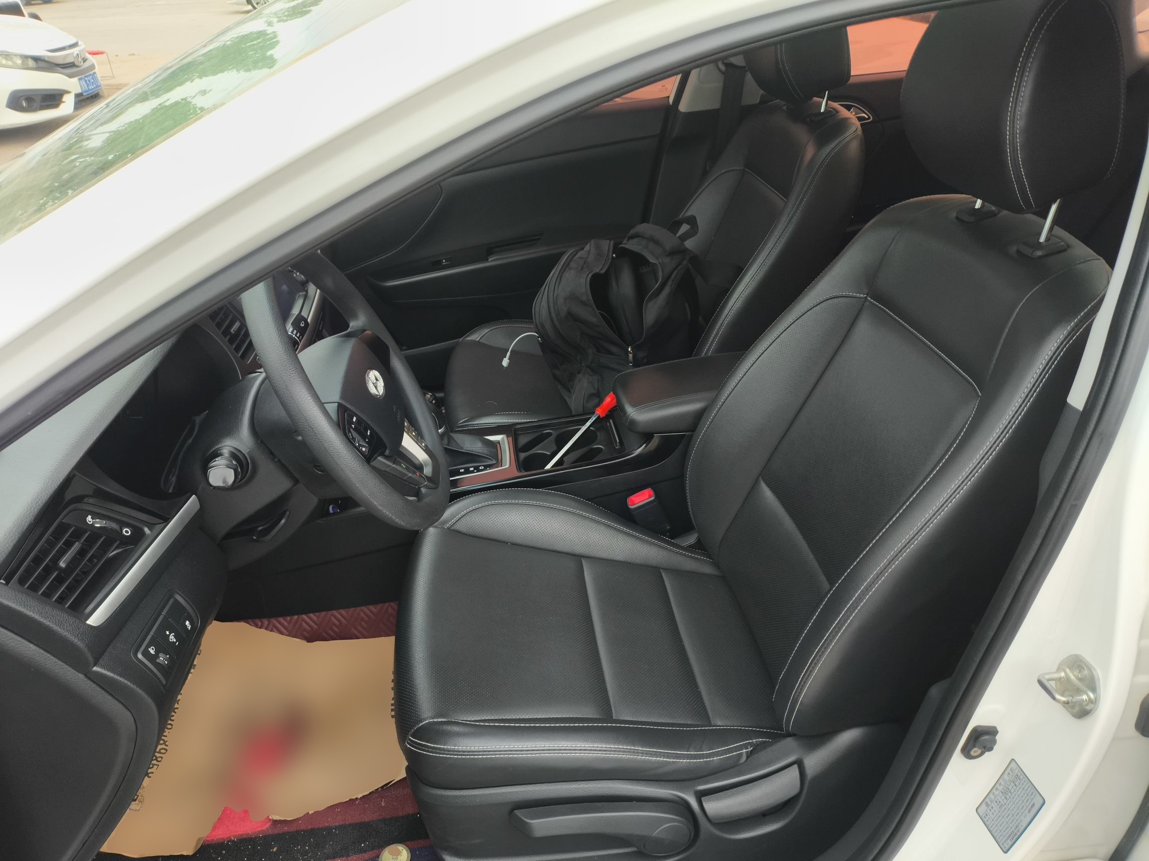 Переднее сиденье в автомобиле