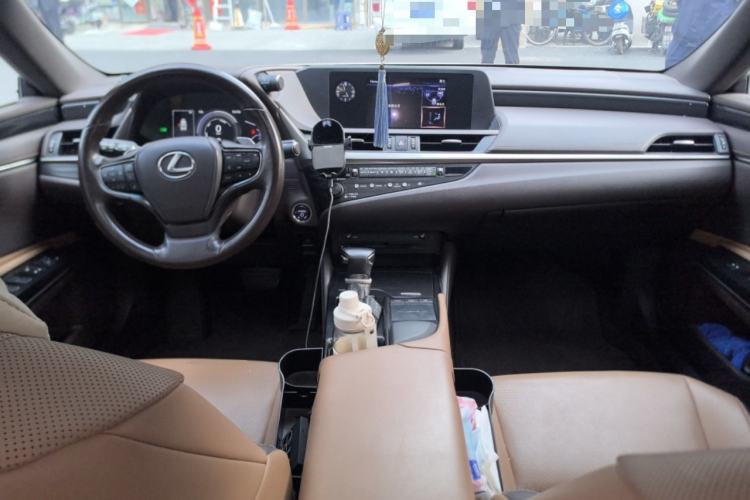 Used Lexus ES 2020 300h Premier Edition Center Console
