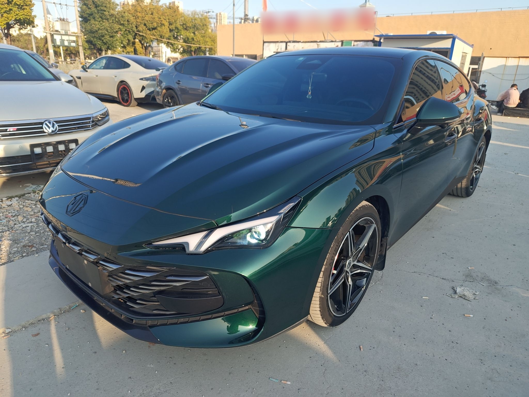 Под передней частью автомобиля