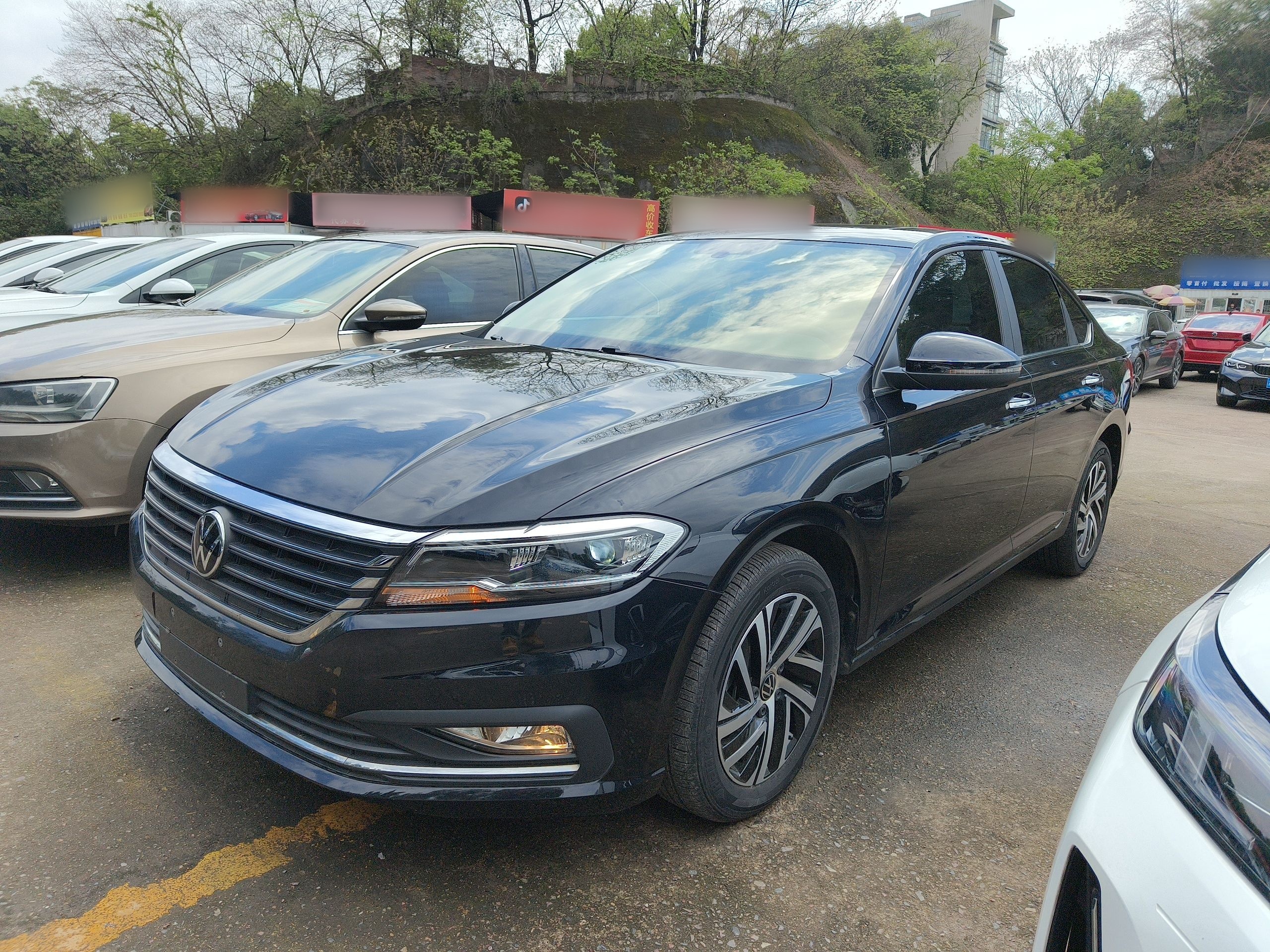 Под передней частью автомобиля