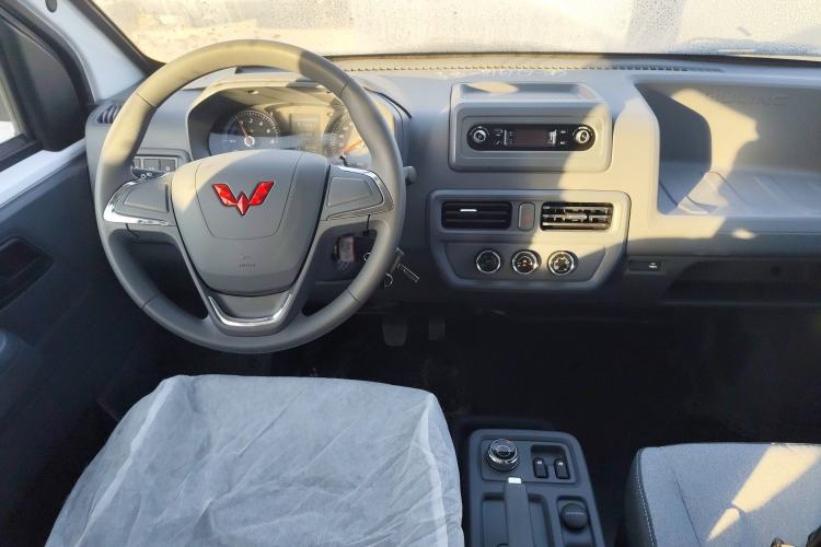 Used Wuling Yangguang 2024 300KM Comfort Version Passenger Van 75kW