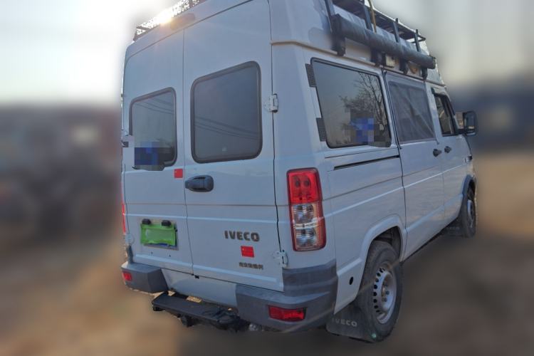 Used Iveco Daily 2020 2.5T A35 Passenger Van Single-Tire Mid-Roof Design 5-9 Seats with Sliding Side Door Meeting China V Emission Standards