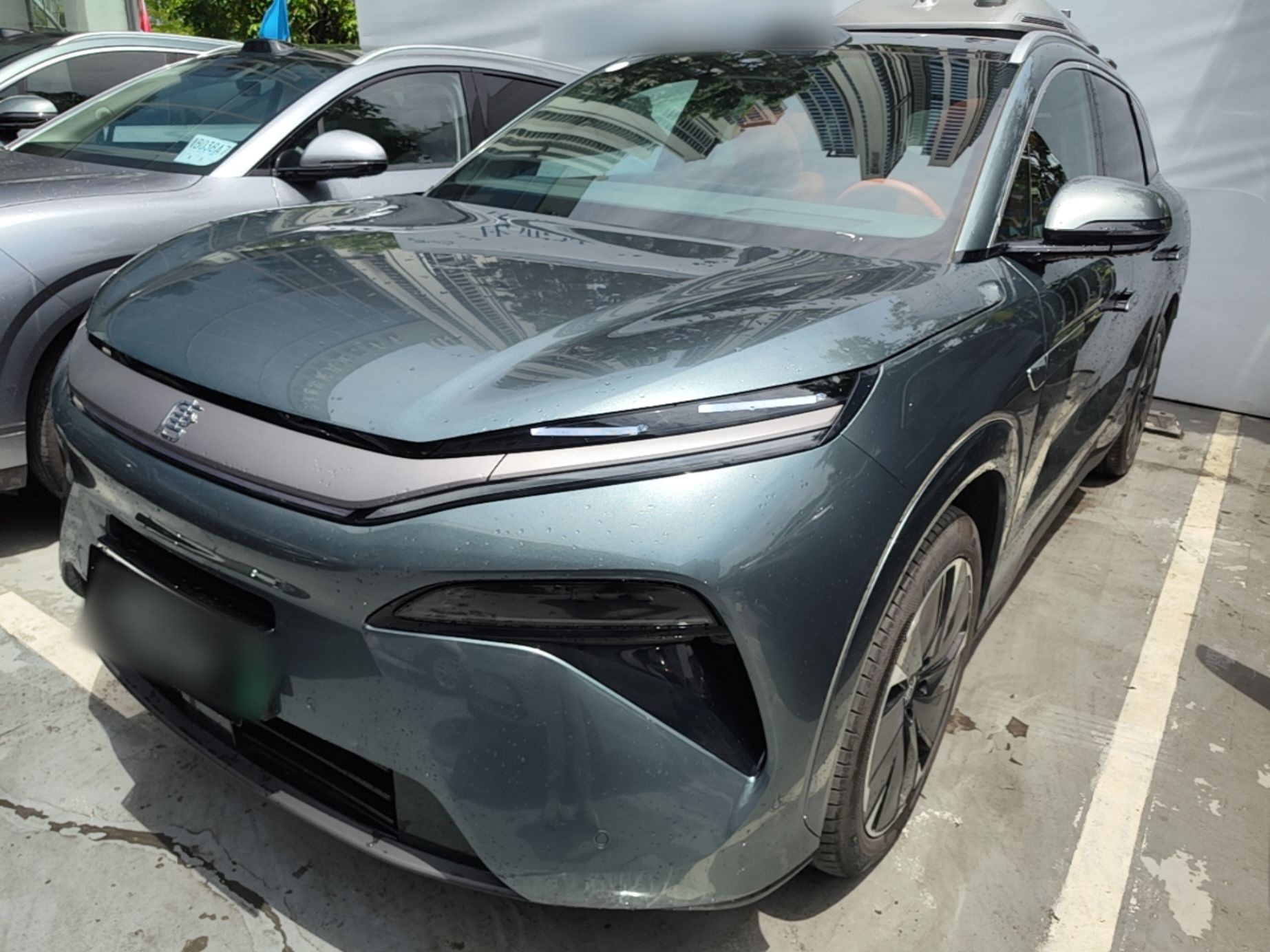Под передней частью автомобиля