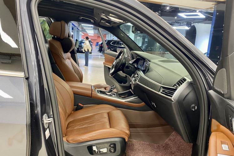 Used BMW X7 2021 xDrive40i Luxury Package with Premium Features
