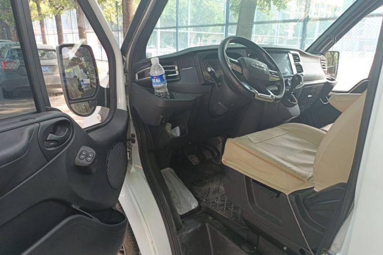 Used JMC Fushun 2025 2.0T 6MT Diesel Short-Wheelbase Low-Roof Commercial Multi-Purpose Passenger Vehicle with 5/6 Seats and Lift-Up Tailgate