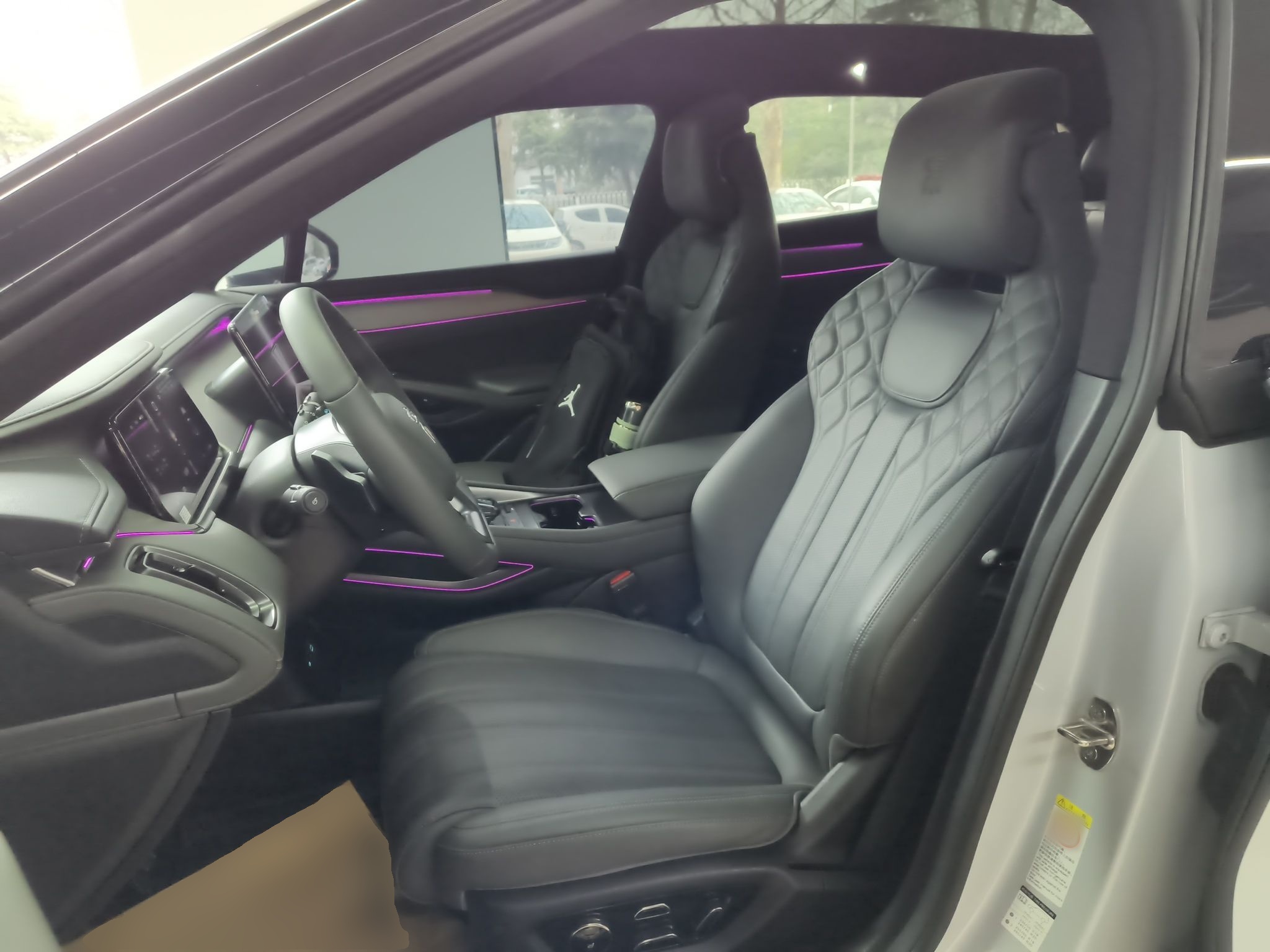 المقاعد الأمامية داخل السيارة