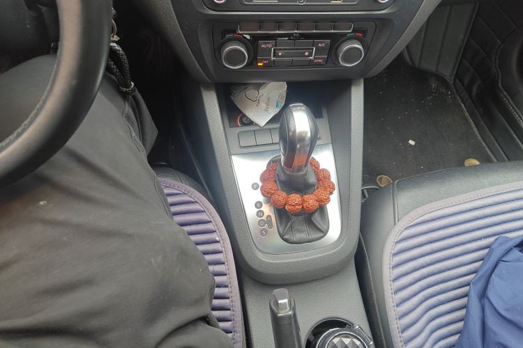 Used Volkswagen Sagitar 2014 Revised Version 1.4TSI Automatic Luxury Edition Gear Lever