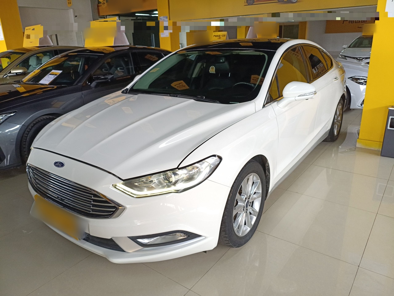 تحت مقدمة السيارة