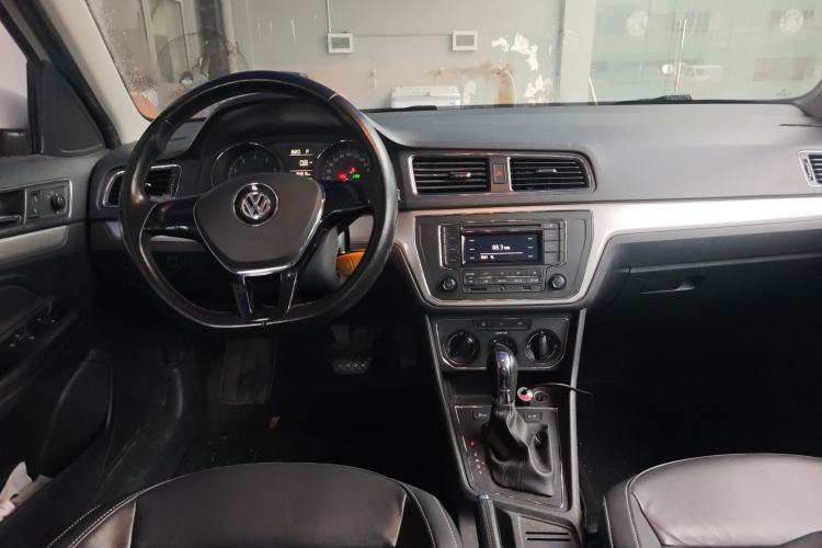 Used Volkswagen Gran Lavida 2015 1.6L Automatic Comfort Edition Center Console