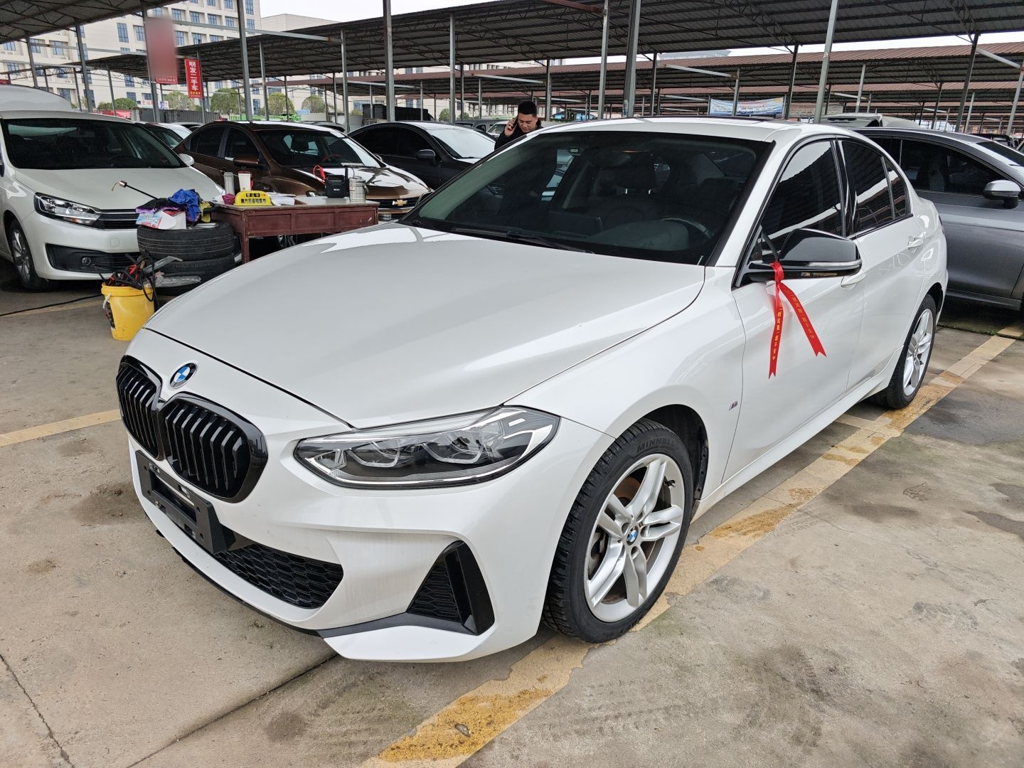 تحت مقدمة السيارة