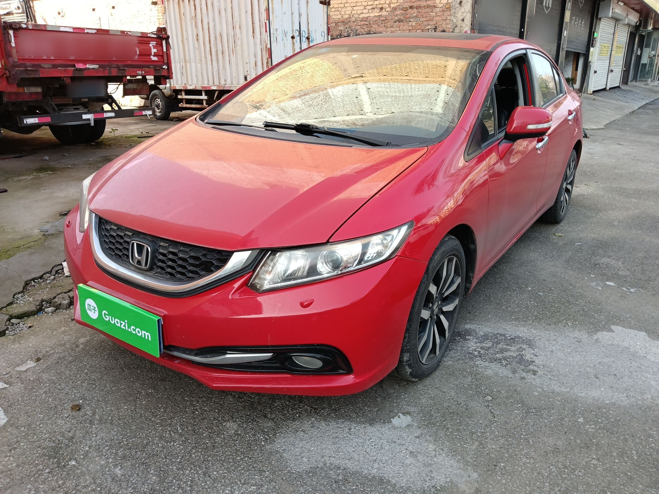 تحت مقدمة السيارة