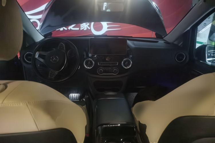 Used Mercedes-Benz Vito 2023 2.0T Business Version 7 Seats Center Console