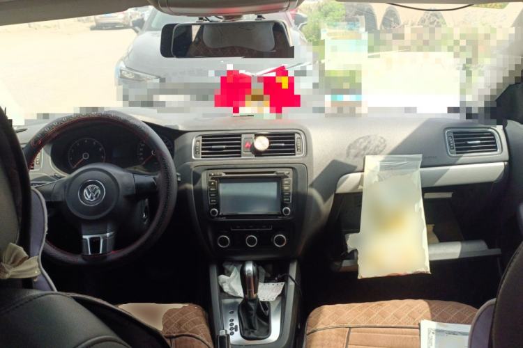 Used Volkswagen Sagitar 2014 1.6L Automatic Comfort Model Center Console