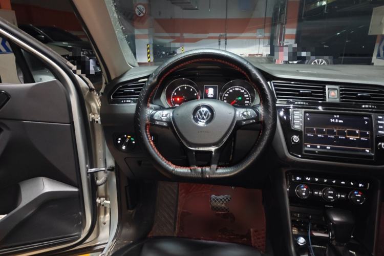 Used Volkswagen Tiguan L 2017 330TSI Automatic Two-Wheel Drive Luxury Edition Steering Wheel