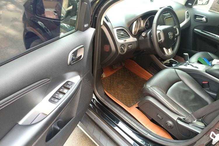 Used Dodge Journey 2013 2.4L Two-Wheel Drive Luxury Version Driver Seat