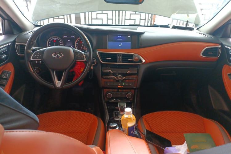 Used Infiniti QX30 2017 2.0T Four-Wheel Drive Sport Edition Center Console