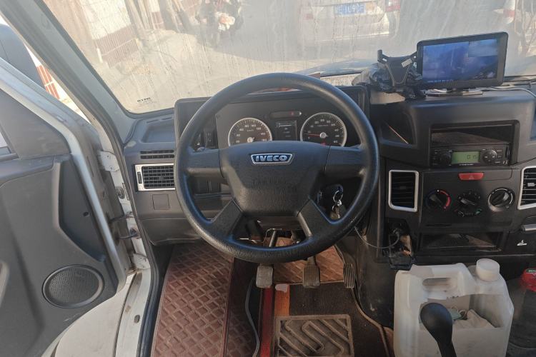 Used Iveco Daily 2021 2.5T A35 M1 Passenger Van 5-9 Seater Short Wheelbase Mid-Roof Design Single Tire Manual Doors Steering Wheel