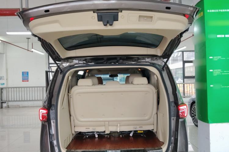 Used Buick GL8 2023 Facelifted Land Cruiser Executive Luxury Version