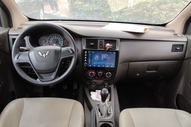 Used Wuling Rongguang V 2018 1.5L Standard Version
